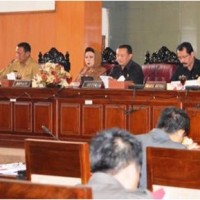 Bupati Kuningan Hj Utje Ch Suganda menyampaikan Nota Keuangan Rancangan Anggaran Pendapatan dan Belanja Daerah (RAPBD) Tahun Anggaran 2015 